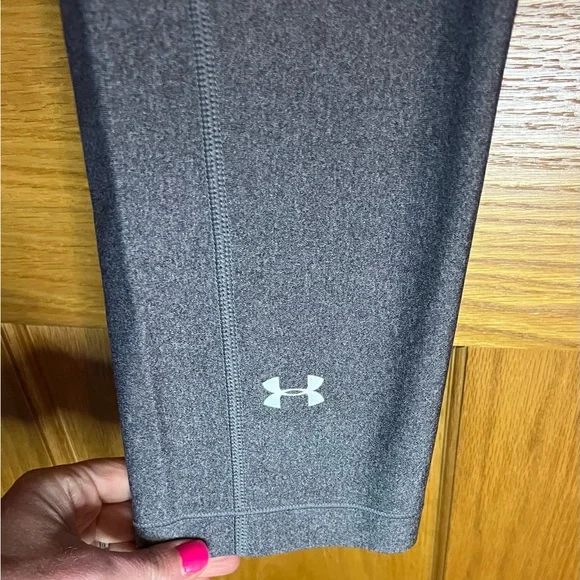 🏃‍♀️ NWOT Women’s Under Armour HeatGear Compression Capri Leggings Grey Medium - Picture 2 of 4